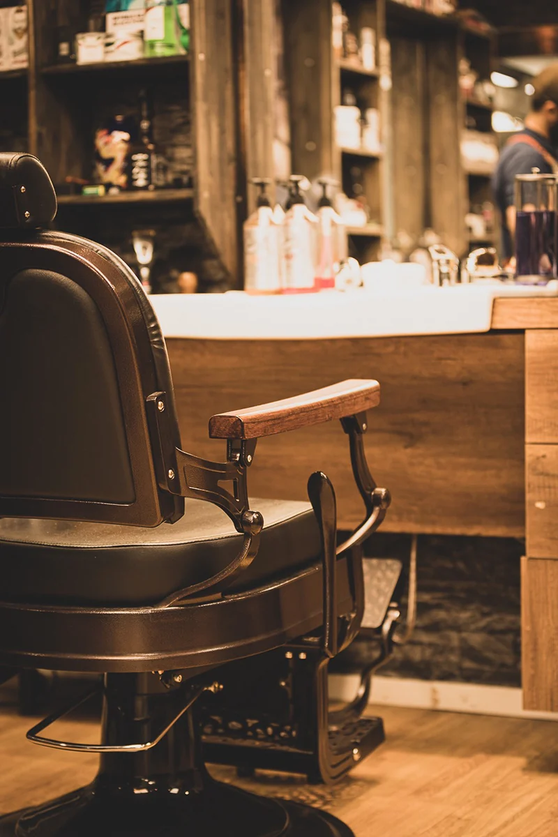 En barberarstol framför spegeln i salongen
